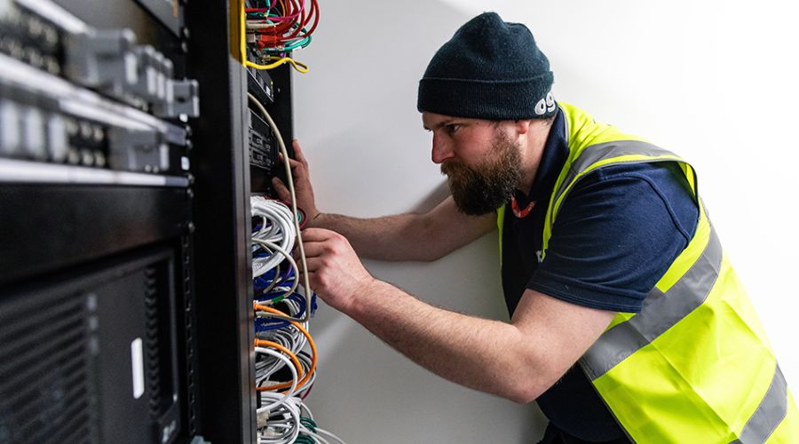 Engineer fitting business broadband